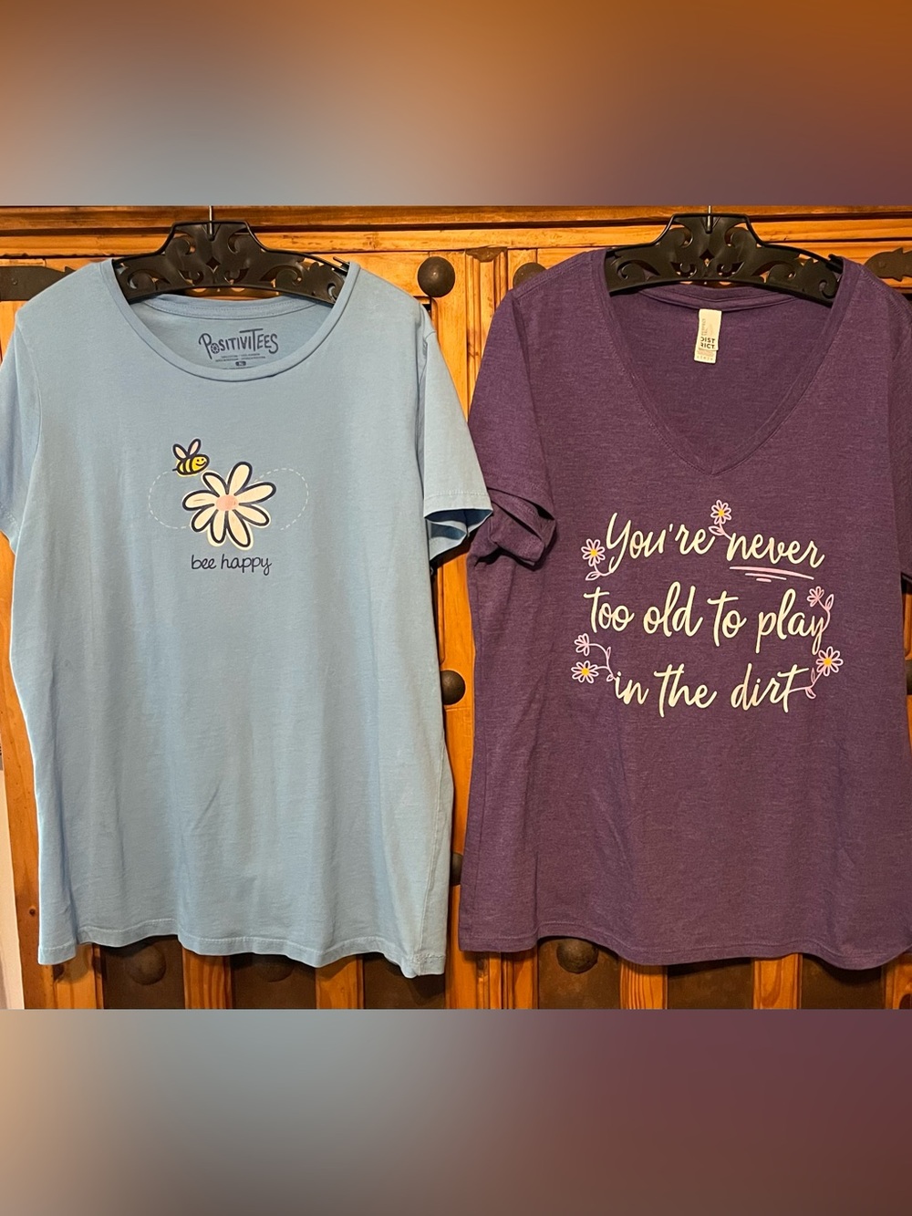 2 T-Shirts PositiveTees 🐝 Happy / District Your Never To Old To Play In The Dirt